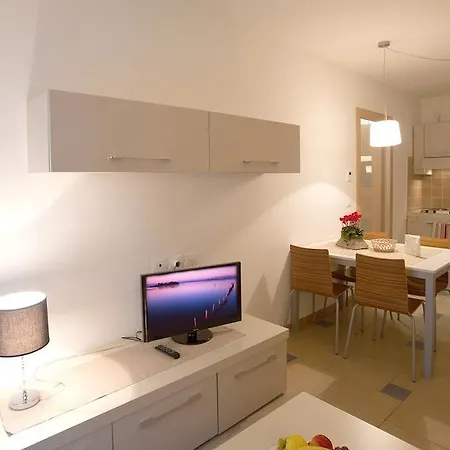 Lacroma Aparthotel Grado Exterior photo